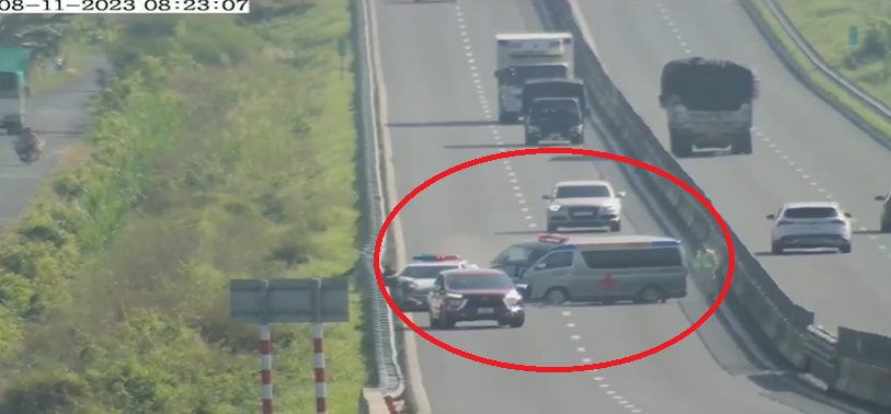 Xem lại clip xe cứu thương tông trực diện xe CSGT trên cao tốc