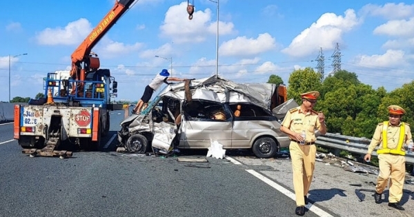 Xe tải van nổ lốp gặp nạn trên cao tốc Hà Nội - Hải Phòng, 4 người bị thương