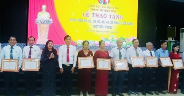 Thành ủy Biên Hòa trao Huy hiệu Đảng cho hơn 200 đảng viên