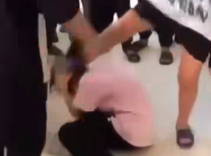 Nữ sinh lớp 6 bị đá túi bụi vào đầu, gáy và giẫm đạp lên người (Ảnh cắt từ clip).