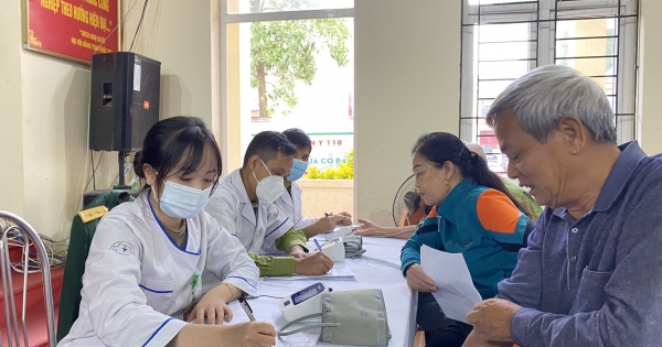 Bệnh viện Quân y 110 khám bệnh, cấp phát thuốc miễn phí tặng hộ nghèo, gia đình chính sách tại Bắc Giang