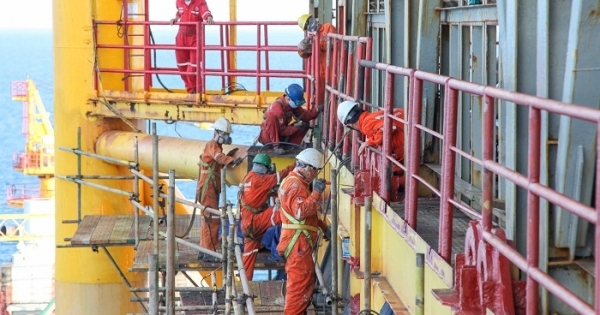 Người khai thác dầu khí trên biển được quy định thời gian làm việc và nghỉ ngơi