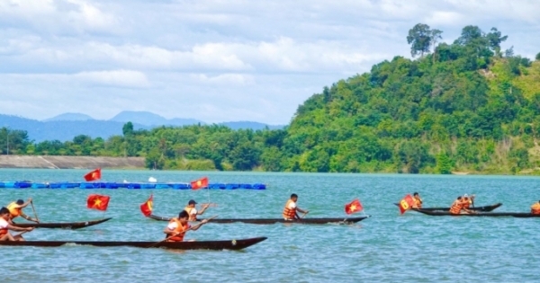 Sôi nổi lễ Hội đua thuyền độc mộc trên sông Pô Cô