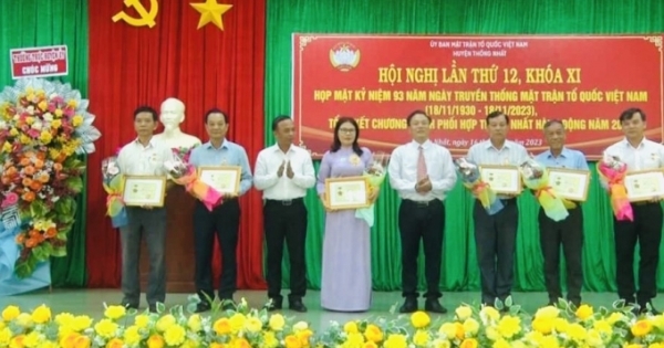 Huyện Thống Nhất trao tặng 8 kỷ niệm chương “Vì sự nghiệp đại đoàn kết toàn dân tộc”