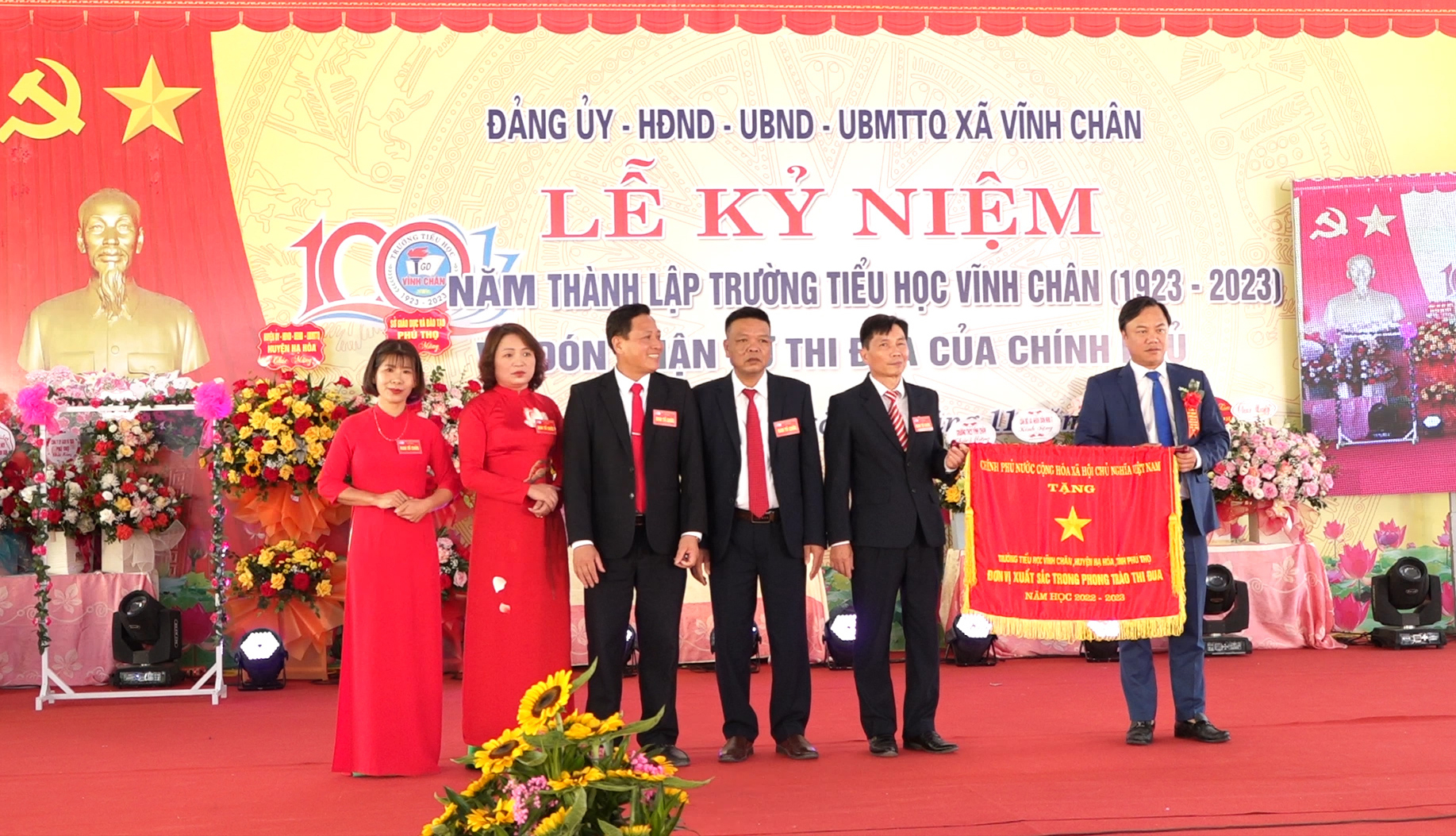 Đồng chí Nguyễn Ngọc Anh – Phó bí thư huyện ủy, Chủ tịch UBND huyện  trao Cờ thi đua của Chính phủ cho Trường Tiểu học Vĩnh Chân