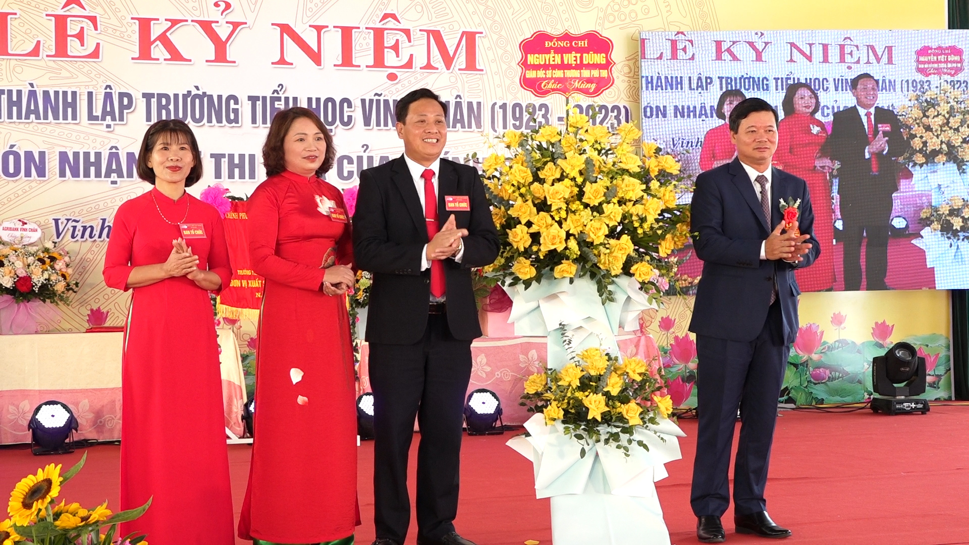Đồng chí Nguyễn Việt Dũng - Giám đốc Sở Công Thương tặng hoa chúc mừng thầy và trò Trường Tiểu học Vĩnh Chân nhân kỷ niệm 100 năm thành lập trường