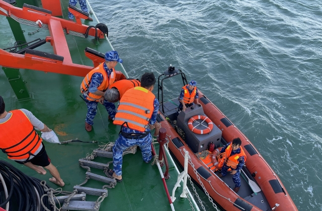 Tàu Cảnh sát biển đưa ngư dân bị nạn vào đất liền an toàn