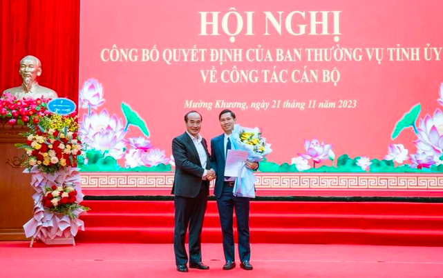 Ông Vũ Xuân Cường - Phó Bí thư Thường trực Tỉnh ủy Lào Cai trao quyết định và tặng hoa chúc mừng tân Phó Bí thư huyện Mường Khương.