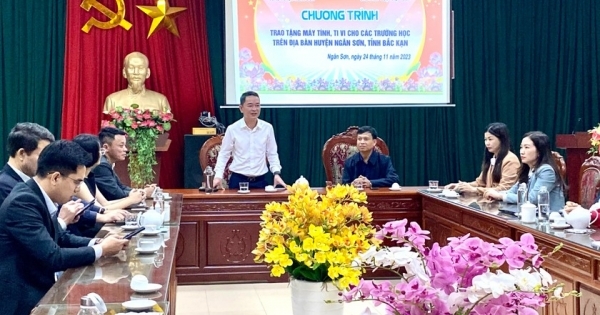 Báo Pháp luật Việt Nam cùng các nhà tài trợ tặng quà cho các trường học tại huyện Ngân Sơn