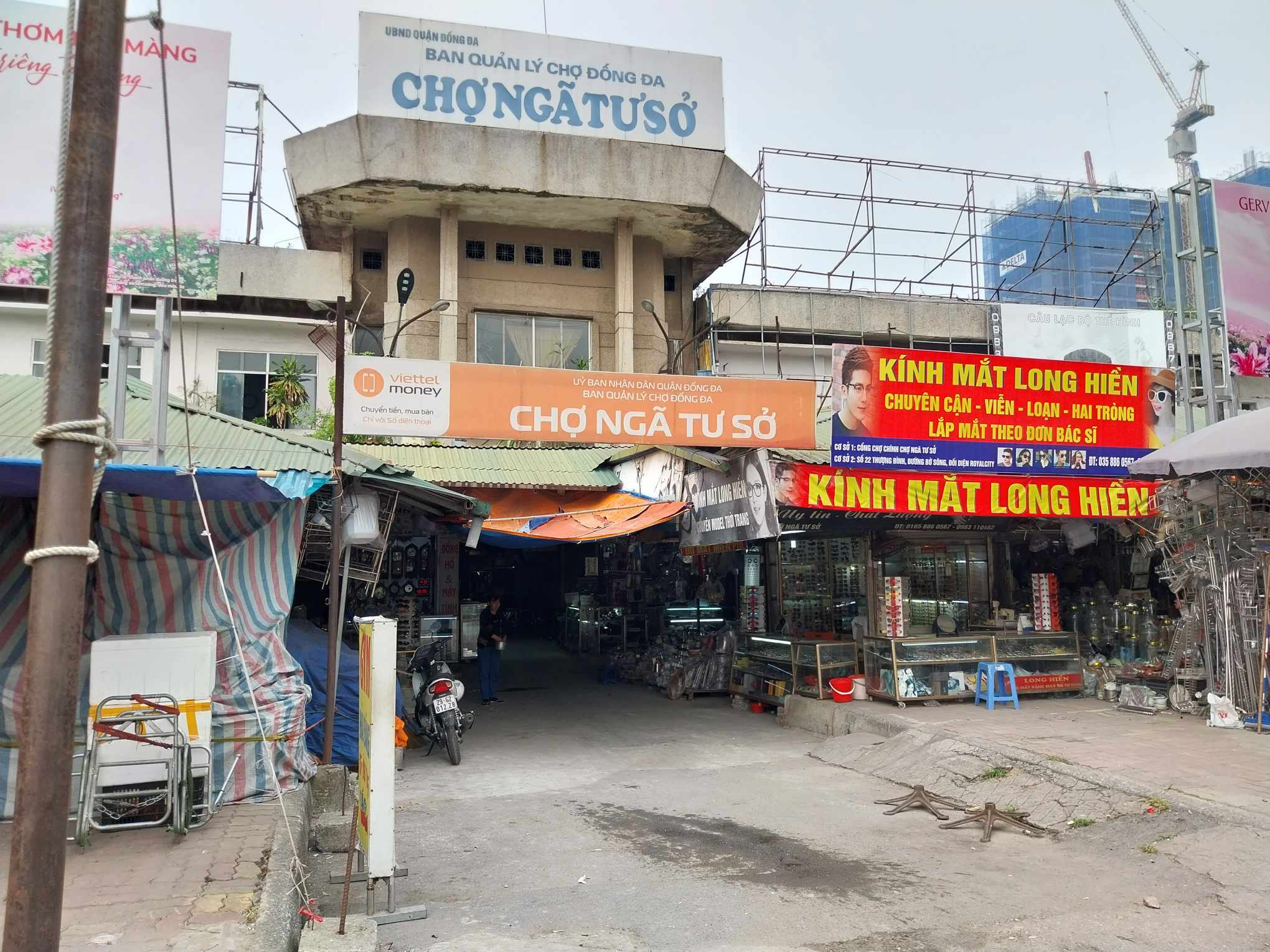 Chợ Ngã Tư Sở được xây dựng và đưa vào sử dụng từ năm 1987, có diện tích trên 8.000 m2 từng là một trong những khu chợ sầm uất và đông đúc bậc nhất tại Hà Nội.