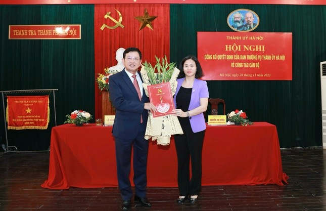 Phó Bí thư Thường trực Thành ủy Nguyễn Thị Tuyến trao Quyết định cho tân Chánh Thanh tra Thành phố Hà Nội Trần Đức Hoạt