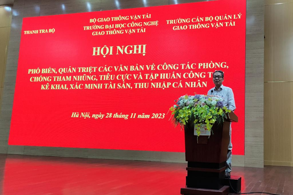 TS Đinh Văn Minh, nguyên Vụ trưởng Vụ Pháp chế, Thanh tra Chính phủ    trao đổi tại Hội nghị