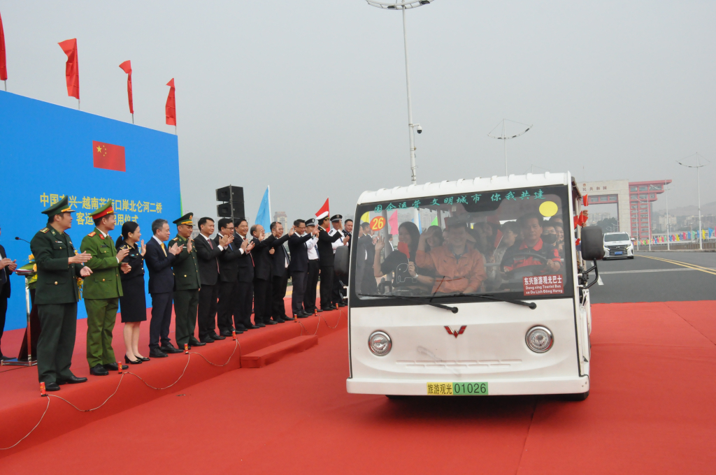 Những đoàn khách đầu tiên của 2 nước đi du lịch Móng Cái và Đông Hưng qua cầu Bắc Luân II.