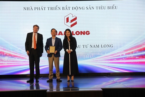 Ông Văn Viết Sơn – Giám đốc Điều hành Nam Long Land, Tập đoàn Nam Long nhận Giải thưởng “Nhà Phát triển Bất động sản tiêu biểu” từ Ban tổ chức.