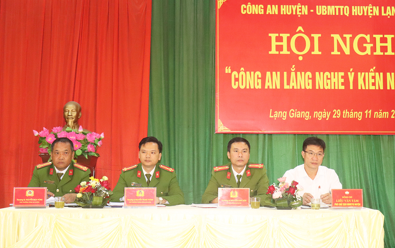 Lãnh đạo Công an huyện và Ủy ban MTTQ huyện Lạng Giang tỉnh Bac Giang chủ trì hội nghị.