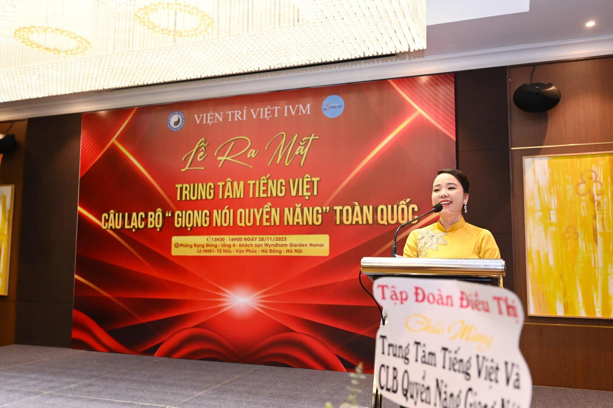 Bà Nguyễn Thị Thanh Nga - Giám đốc Trung tâm tiếng Việt phát biểu.
