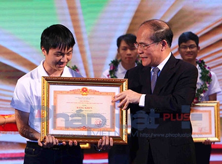 Chủ tịch Quốc hội Nguyễn Sinh Hùng căn dặn đặc biệt các học sinh