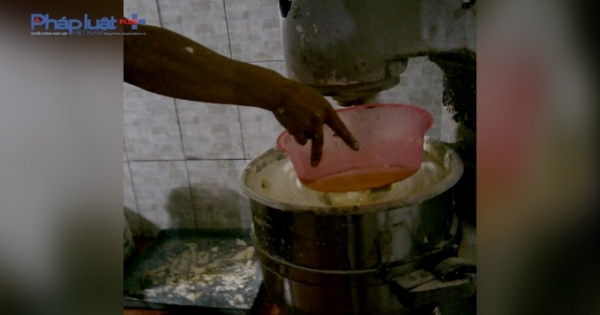 Hà Nội: "Đột kích" nhà xưởng "siêu bẩn" sản xuất bánh kẹo