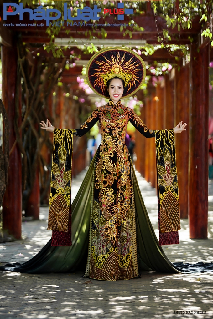 Ngọc V&acirc;n sẽ mặc trang phục &aacute;o d&agrave;i truyền thống của Nh&agrave; thiết kế Tuấn Hải tại cuộc thi Hoa hậu c&aacute;c quốc gia 2015 tại Nam Kinh, Trung Quốc. Ảnh: Hạo Nhi&ecirc;n