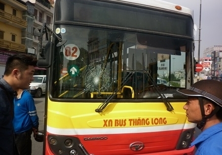 Thanh niên hùng hổ dùng mũ bảo hiểm đập vỡ kính xe bus