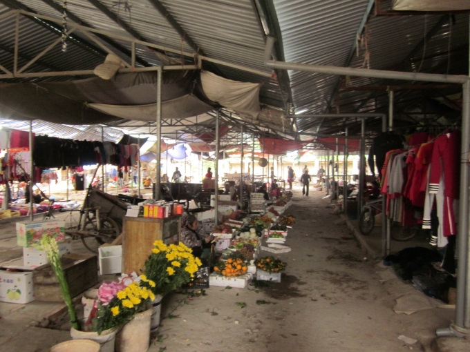 Trong khi đ&oacute; chợ Gi&agrave; (cũ) lại tấp nập người mua.