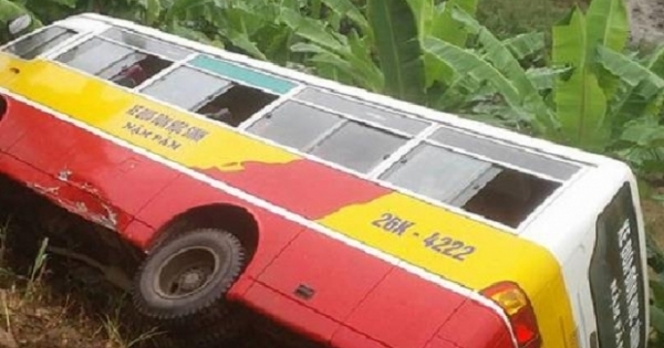 Sơn La: Xe buýt lao xuống vực, hàng chục học sinh bị thương