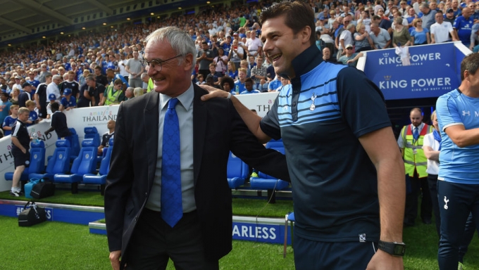 HLV Ranieri (b&ecirc;n tr&aacute;i) đang rất th&agrave;nh c&ocirc;ng với Leicester City