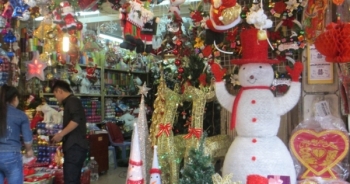 Giá tăng chóng mặt nhưng thị trường quà tặng, trang trí Noel vẫn hút khách