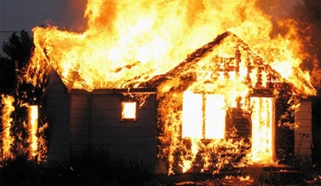 Quảng Ngãi: Nấu bếp làm cháy nhà, hai vợ chồng thương vong