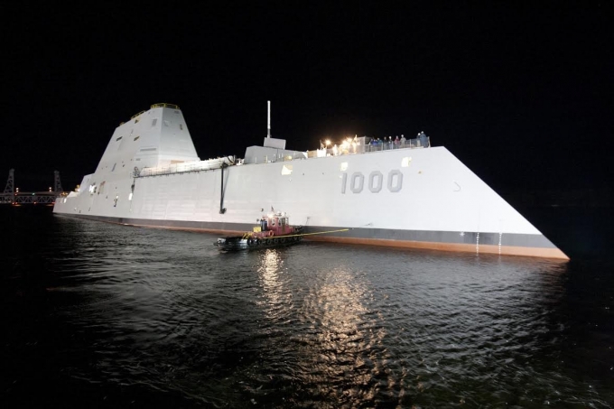 Tàu khu trục lớn nhất nước Mỹ đang được lai dắt ra chạy thử nghiệm trên bờ biển Đại Tây Dương Ảnh Business Insider