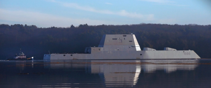 Tàu khu trục lớp Zumwalt di chuyển trên sông Kennebec ở Maine hôm 07.12 ảnh AP