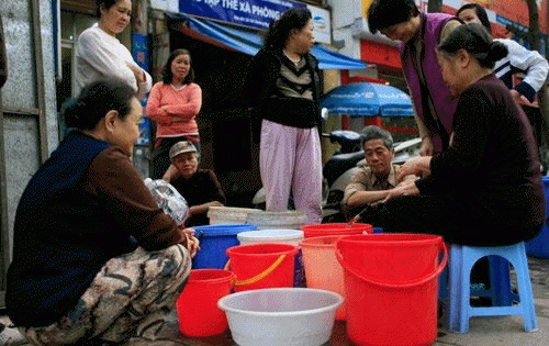 Giữa Hà Nội: Gia đình 3 thế hệ, 1 tháng dùng hết 5 khối nước