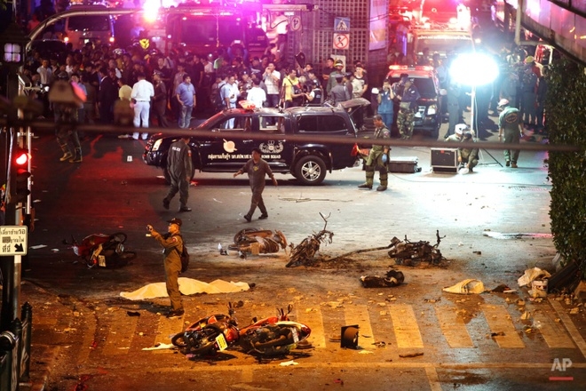 Tối 17/8, một vụ đ&aacute;nh bom kinh ho&agrave;ng đ&atilde; xảy ra tại đền Erawan, ở một giao lộ tấp nập giữa trung t&acirc;m thủ đ&ocirc; Bangkok khiến 20 người, trong đ&oacute; phần lớn l&agrave; du kh&aacute;ch Trung Quốc, thiệt mạng, v&agrave; hơn 130 người bị thương. Ảnh:&nbsp;AP