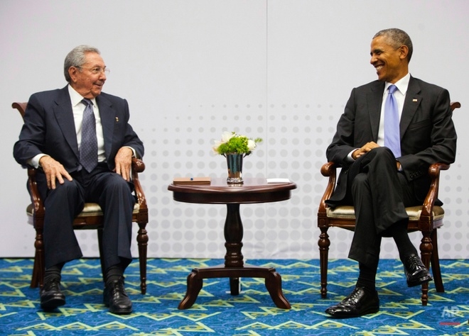 Chủ tịch Cuba Raul Castro v&agrave; Tổng thống Mỹ Barack Obama tại Hội nghị thượng đỉnh ch&acirc;u Mỹ ở Panama ng&agrave;y 11/4. Đ&acirc;y l&agrave; cuộc gặp ch&iacute;nh thức đầu ti&ecirc;n của l&atilde;nh đạo hai nước sau hơn nửa thế kỷ th&ugrave; địch. Ảnh:&nbsp;AP.
