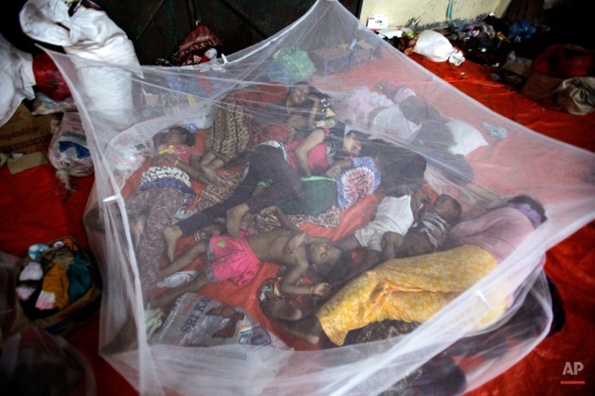 Phụ nữ v&agrave; trẻ em người d&acirc;n tộc Rohingya nằm ngủ tại một trại tạm tr&uacute; ở Langsa, tỉnh Aceh, Indonesia ng&agrave;y 17/5.&nbsp;C&aacute;c di d&acirc;n n&oacute;i kh&ocirc;ng thể trở về Myanmar, bởi họ kh&ocirc;ng được thừa nh&acirc;̣n l&agrave; c&ocirc;ng d&acirc;n nước n&agrave;y v&agrave; thường bị ngược đ&atilde;i.&nbsp;Ảnh:&nbsp;AP.