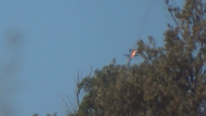 Phi cơ Su-24 của Nga bốc ch&aacute;y v&agrave; rơi xuống một khu vực đồi n&uacute;i ph&iacute;a bắc Syria sau khi bị chiến đấu cơ Thổ Nhĩ Kỳ bắn hạ ng&agrave;y 24/11.&nbsp;Thổ Nhĩ Kỳ tuy&ecirc;n bố bắn hạ Su-24 với l&yacute; do m&aacute;y bay Nga x&acirc;m phạm kh&ocirc;ng phận. Tuy nhi&ecirc;n, ph&iacute;a Nga lại cho biết phi cơ của họ đang hoạt động ở Syria v&agrave; ch&iacute;nh chiến đấu cơ Thổ Nhĩ Kỳ mới đi v&agrave;o kh&ocirc;ng phận Syria. Ảnh:&nbsp;Reuters.