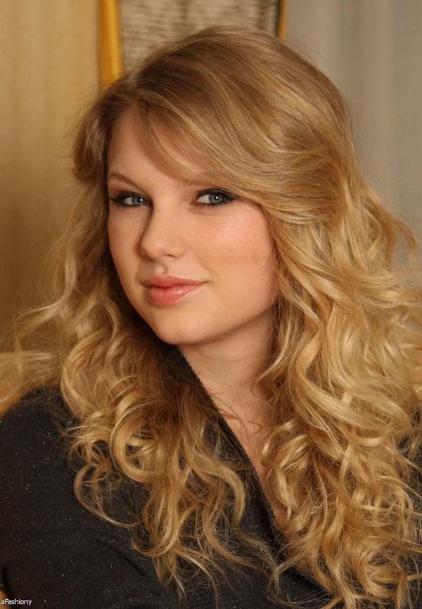 Năm 2006, Taylor ra mắt album đầu ti&ecirc;n mang ch&iacute;nh t&ecirc;n c&ocirc;. Ảnh: Internet