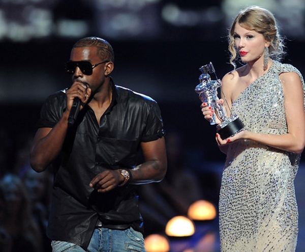 &ldquo;T&ocirc;i xin lỗi, nhưng Beyonce c&oacute; một trong những video hay nhất mọi thời đại&rdquo;. Kanye West cướp mic v&agrave; ngắt lời Taylor tại MTV Video Music Awards 2009. Ảnh: Internet