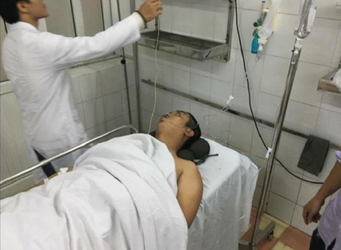 Thượng &uacute;y Đạt đang được cấp cứu tại bệnh viện Việt Đức.