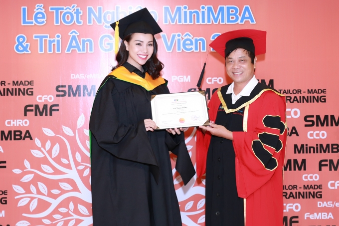 Tr&agrave; Ngọc Hằng nhận bằng tốt nghiệp kh&oacute;a học mini&nbsp;MBA&nbsp;