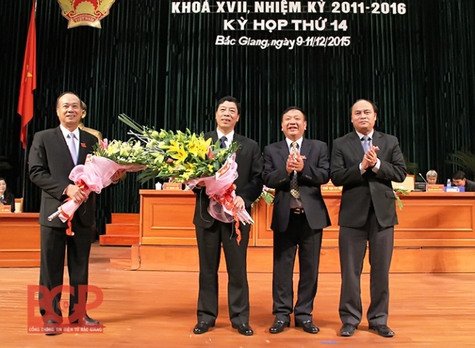L&atilde;nh đạo tỉnh Bắc Giang tặng hoa ch&uacute;c mừng &ocirc;ng B&ugrave;i Văn Hải được bầu giữ chức Chủ tịch HĐND tỉnh.