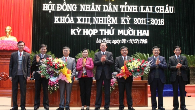 L&atilde;nh đạo tỉnh Lai Ch&acirc;u tặng hoa ch&uacute;c mừng hai t&acirc;n Ph&oacute; Chủ tịch UBND tỉnh.