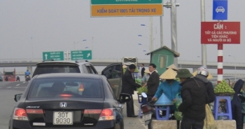 "Hàng rong" bủa vây đầu đường cao tốc Hà Nội - Hải Phòng