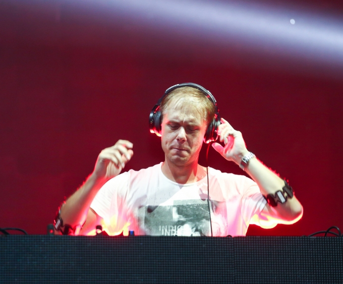DJ Armin Van Buuren nhận catxe 10 tỷ cho một đ&ecirc;m diễn tại H&agrave; Nội