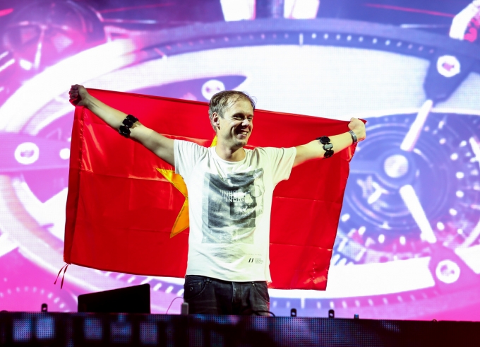 DJ Armin Van Buuren kho&aacute;c cờ Việt Nam khuấy động đ&ecirc;m đ&ocirc;ng H&agrave; Nội