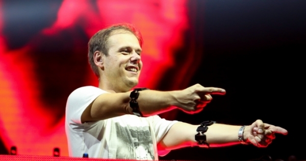 DJ Armin Van Buuren nhận catxe 10 tỷ cho một đêm diễn tại Hà Nội