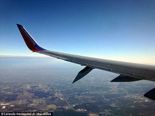 M&aacute;y bay Boeing 737 'rụng' một phần c&aacute;nh khi đang bay. (Ảnh: Facebook)