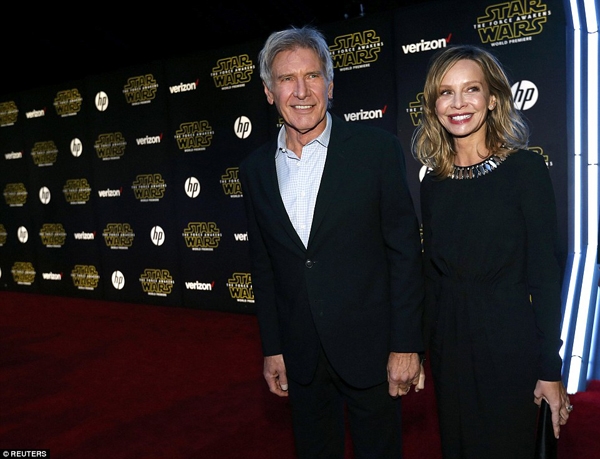 Harrison Ford tự h&agrave;o nắm tay vợ tr&ecirc;n thảm đỏ. Ảnh: Dailymail
