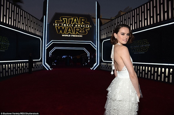 Nữ diễn vi&ecirc;n Daisy Ridley đảm nhận vai Rey trong bộ phim mới. Ảnh: Dailymail
