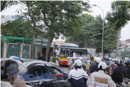 Cảnh tắc đường ng&agrave;y n&agrave;o cũng diễn ra tr&ecirc;n tuyến đường Nguyễn Hữu Thọ.